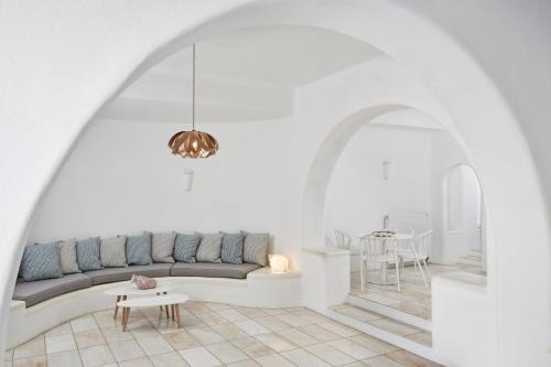 Santa Maria Bed & Breakfast | CYCLADES - Semi Based Apartment with Indoor Garden - Part Of White Dunes Luxury Boutique Hotel