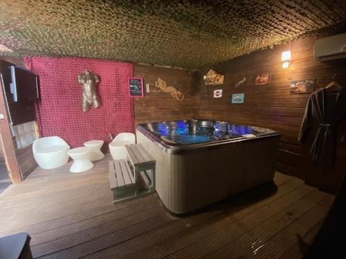 Vauvert Bed & Breakfast | Dépendance cosy climatisée jacuzzi diner aux chandelles
