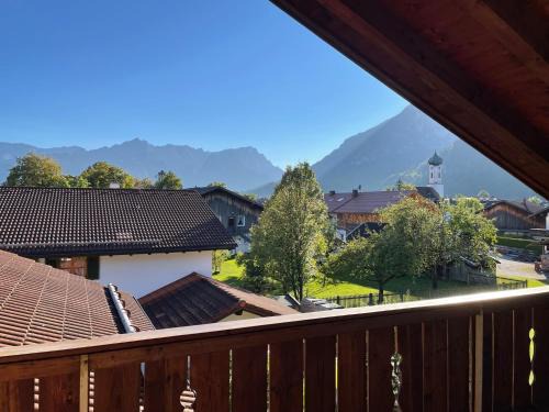 Farchant Apartment | Dachgeschosswohnung mit traumhaftem Zugspitzblick bei Garmisch