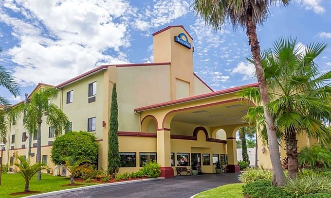 Sarasota Hotel | Days Inn by Wyndham Sarasota I-75