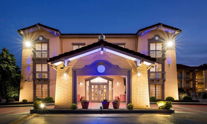 Birmingham Hotel | Days Inn by Wyndham Birmingham/West
