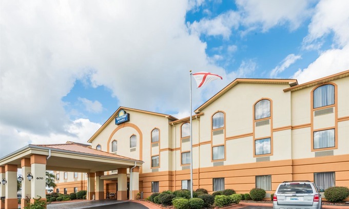 Prattville Hotel | Days Inn & Suites by Wyndham Prattville-Montgomery