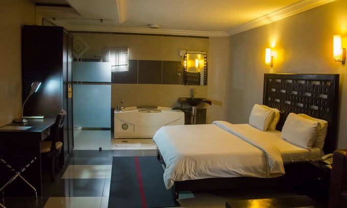 Oshodi-Isolo Hotel | De' Bliss Hotel and Suites