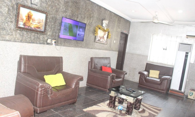 Uyo Hotel | De Milton Hotel and Suites