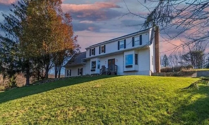 Warwick House | Deer Pond Ski Lodge Hot Tub Pool Table Ping Pong Wineries Legoland Mtn Creek