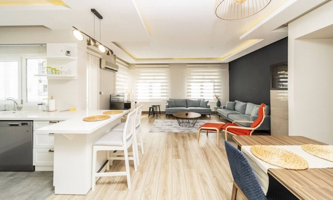Liman Mahallesi Apartment | Delightful Flat with Shared Pool in Konyaalti