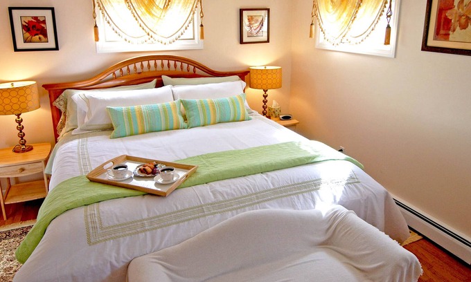 West Hyannisport House | Delightful Vacation Home*Minutes from the beach*Free Wifi*Cable TV*Grill*AC