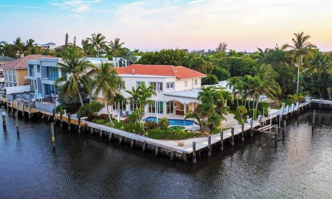 Delray Beach Villa | Delray Beach Intracoastal Elegance Waterfront pool