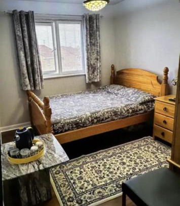 Clydebank House | Deluxe Double Bed With Private Mordern Shower & Smart TV
