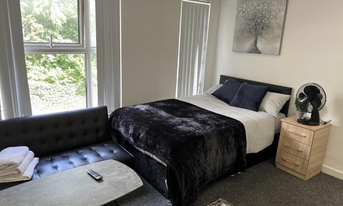 Watford Apartment | Deluxe En-Suite Bedroom In the Centre of Watford