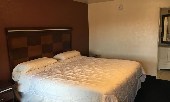 Roswell Hotel | Deluxe Inn Of Roswell