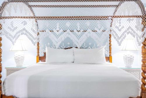 Historic Seaport Hotel | Deluxe King with Balcony - at James House with Parking!