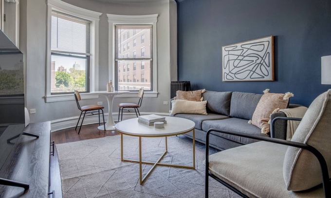 Wrigleyville Apartment | Deluxe Lakeview 1BR, nr Wrigley Field & Lake Michigan, by Blueground