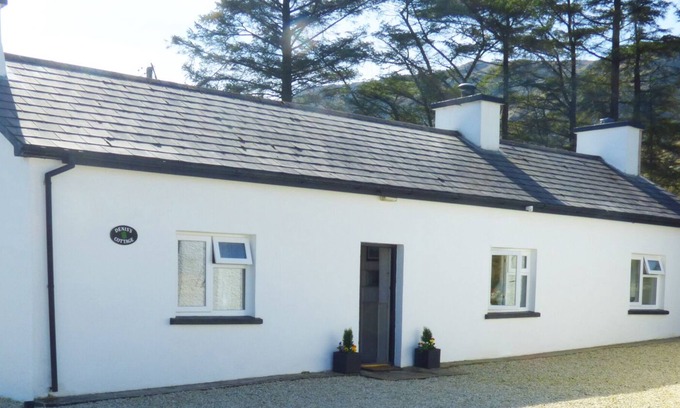 Killybegs Cottage | DENIS'S COTTAGE, pet friendly in Ardara, County Donegal
