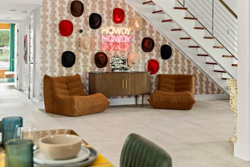 Parker Lane House | Desert Disco - 4BR Mid-Century Modern Design