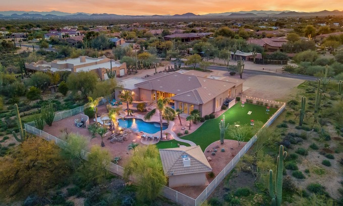 Desert Hide-a-way House | Desert Oasis ★Heated Pool-Spa-Disc Golf-Ping Pong-Poker Table-Pool Table★