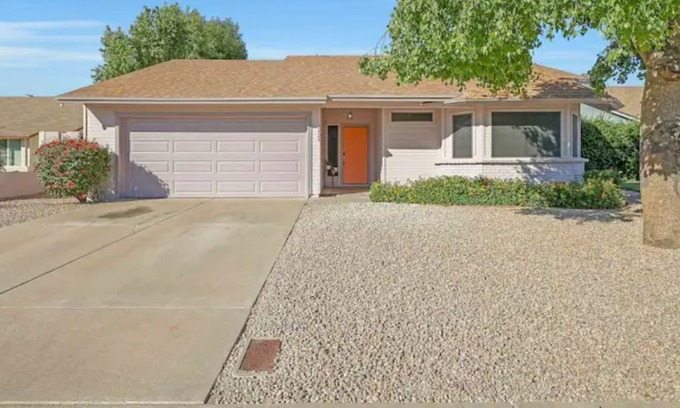 Sunset Ridge House | Desert Vibes one story with BBQ and putting green!
