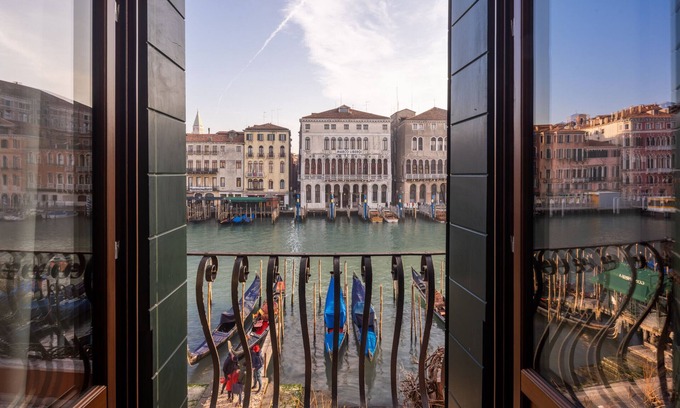 San Polo Apartment | Design Apartment with Balcony on the Grand Canal R