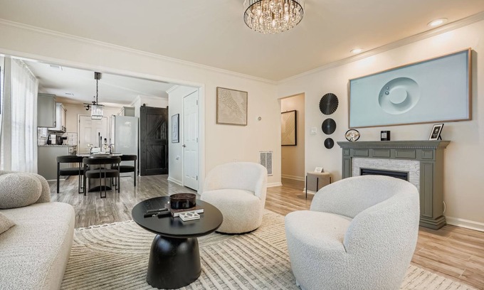 Westside House | Designer Furnished and Remodeled 3BR in Westside Atlanta - Office, Yard, Deck