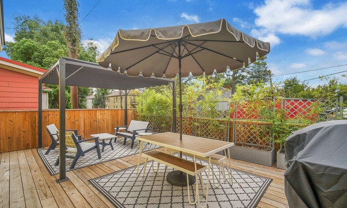 Metropolitan House | Designer Starland Bungalow, Amazing Patio, Walk Everywhere by Lucky Savannah