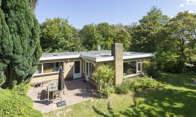 Ouddorp House | Detached home nestled in greenery, with a beautiful garden, lots of light, and exceptional tranquility – a dog-friendly oasis near the sea.