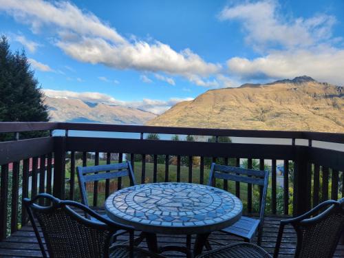 Fernhill House | Devine Hideaway - Family Rustic Kiwi Bach - Beautiful Lake Views