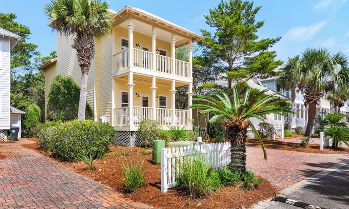 Santa Rosa Beach House | Dew Drop Inn - Santa Rosa Retreat, Walk to Beach, Pools & More!