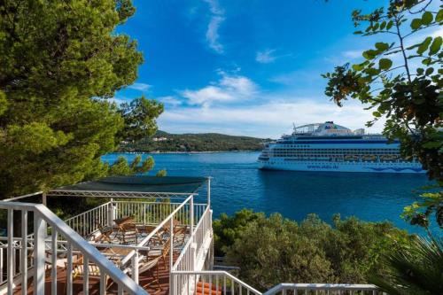 Lozica House | Diamond Sea - Vacation House with Private Parking and a Big Terrace over the Sea