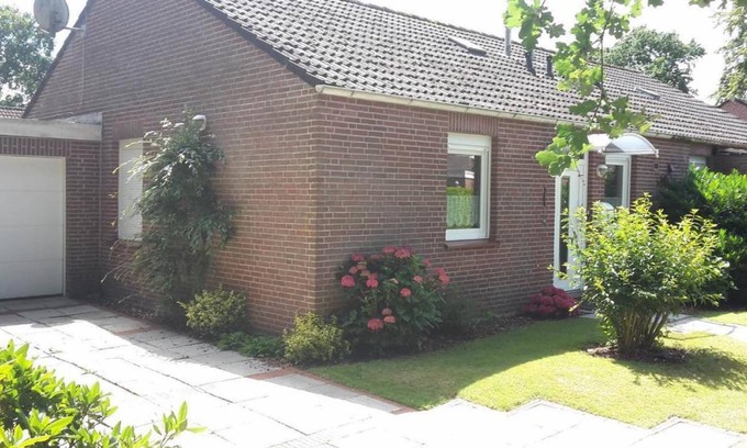 Hage House | "Die Schönsten Tage mit dem Hund "Ferienhaus " im Kurpark Hage-Berum " Nordseeküste"