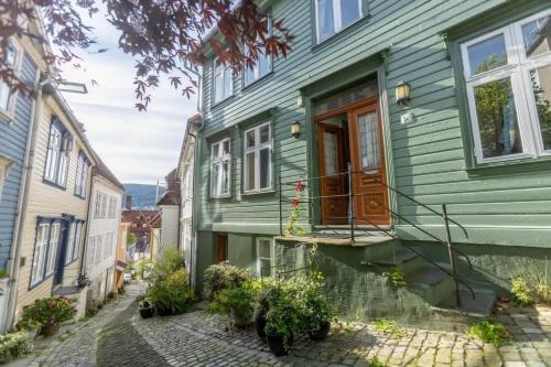 Bergen City Centre House | Dinbnb Homes I Cozy Cellar Apartment in Historical Cobblestone Street"