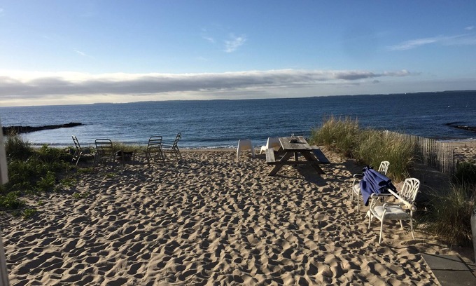 New England Cottage | Direct LI sound waterfront cottage, one level living in Hawks Nest Beach