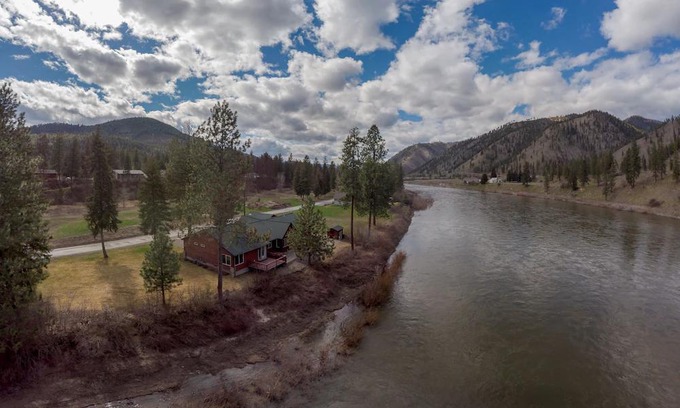 Superior Cabin | Discover tranquility in this upscale vacation rental nestled in Superior, MT