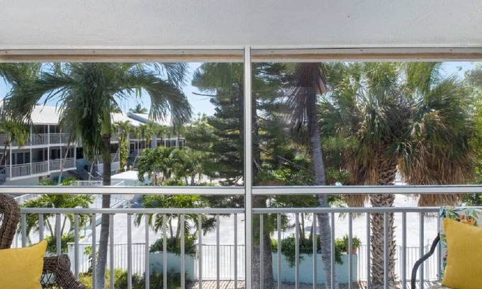 Key Largo Villa | Divers Delight with Golf Cart, 2 Kayaks, Pool