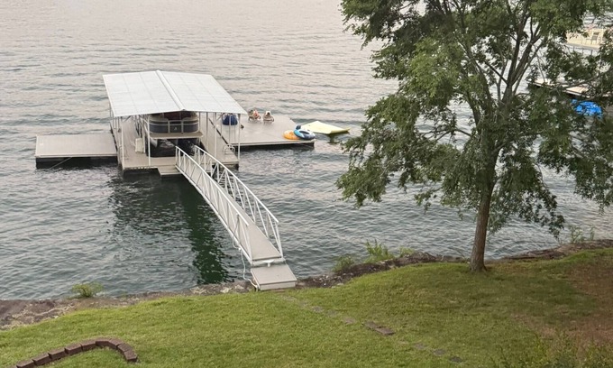 Crane Hill Cottage | Dockside Retreat — Your Smith Lake Escape