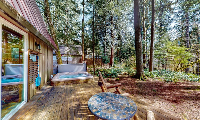 Zigzag Cabin | Dog-friendly cabin with a hot tub, wood stove, board games, grill, and W/D