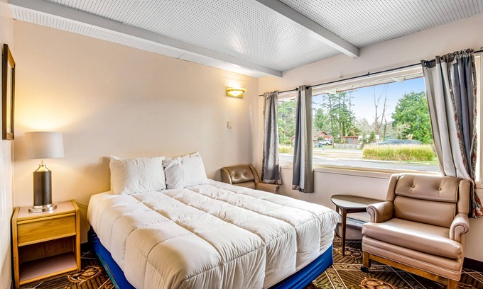 Westport House | Dog-friendly corner room with a kitchenette, fast WiFi, & fish cleaning station