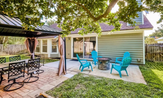Golden Glades - The Woods House | Dog-friendly home with fast WiFi, central AC, community pool - snowbirds welcome