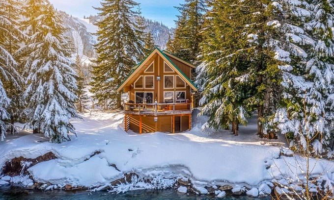 Snoqualmie Pass Cabin | Dog-friendly riverfront cabin with deck, hot tub, gas fireplace, & sauna