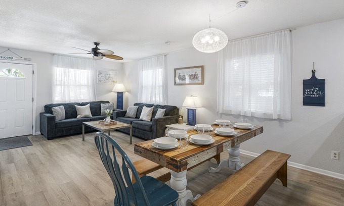 Silver Sands House | Dog Friendly, Free Golf Cart, 5 min to the beach, Fast WIFI, Snowbird Specials