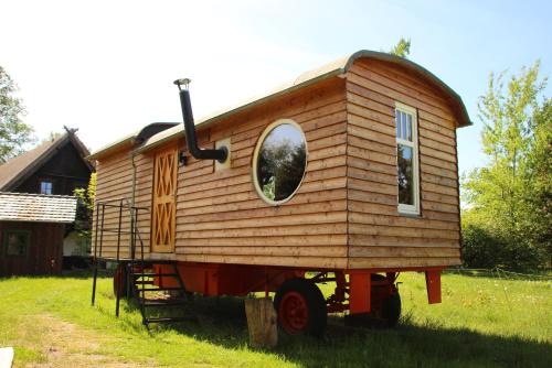 Burg Apartment | Dom Žaba - Spreewaldatmosphäre im neu renovierten Bauwagen