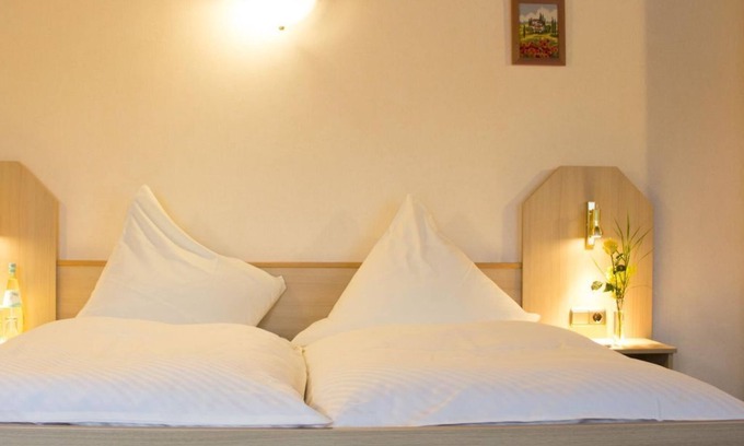 Neroth House | Doppelzimmer Du/WC Standard ohne Frühstück - Zur Neroburg, Hotel Restaurant
