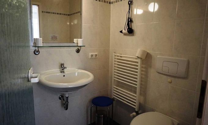 Erfurt Apartment | Double Room 1 - Private Room Am Ginkgobaum