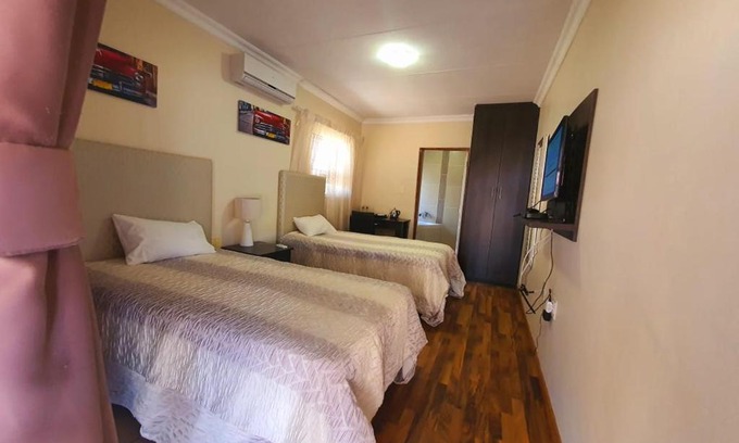 Mahikeng House | Double Room in one of the select guesthouses in Mahikeng