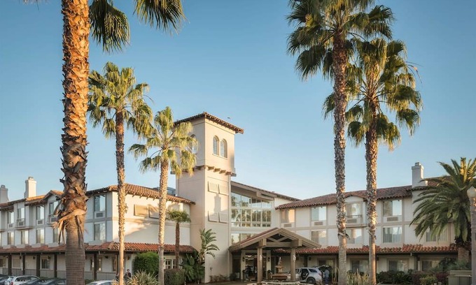 Campbell Hotel | DoubleTree by Hilton Campbell - Pruneyard Plaza