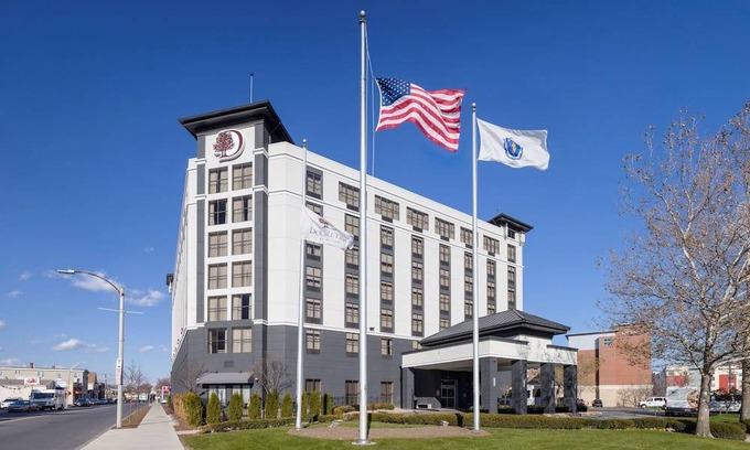 Chelsea Hotel | DoubleTree by Hilton Boston Logan Airport Chelsea