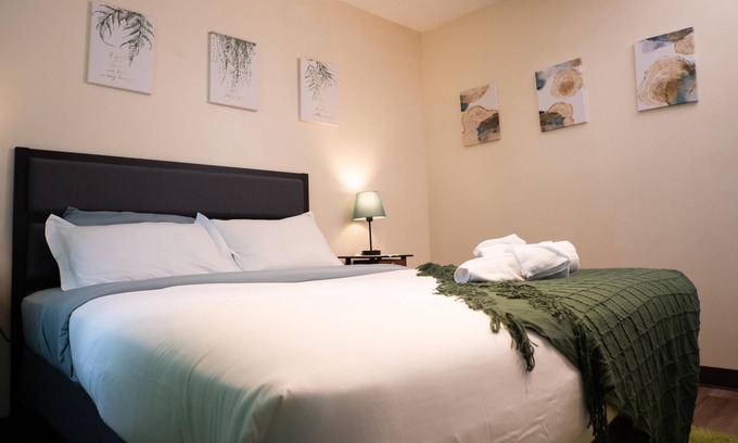 Downtown Pittsburgh Apartment | Downtown Apt Walk to all Stadiums Conv Center
