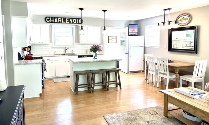 Charlevoix House | DOWNTOWN Charlevoix! FANTASTIC location & Ratings!