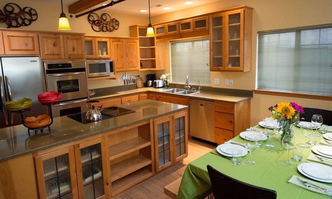 Leavenworth House | Downtown Leavenworth 3bd Townhome with Hot Tub, Sleeps 10!
