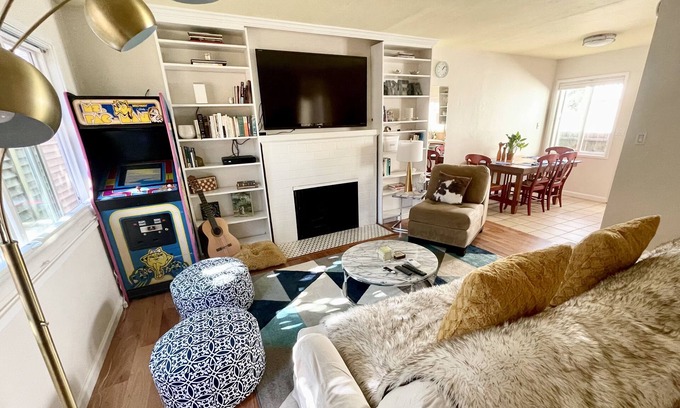 Fairfax House | Downtown on Dominga! STEPS to anywhere in Fairfax
