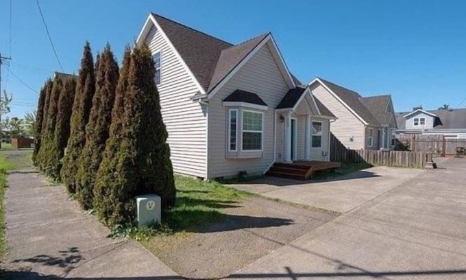 Tillamook House | Downtown Tillamook Home - Close to the beach and Pet-Friendly